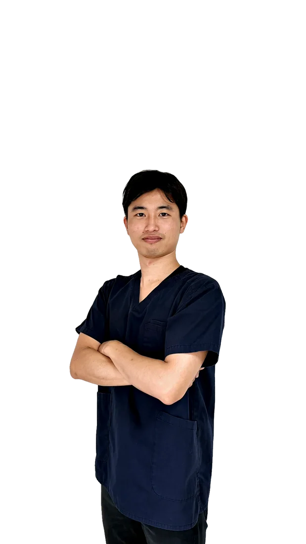 腕を組んで微笑むスタッフ